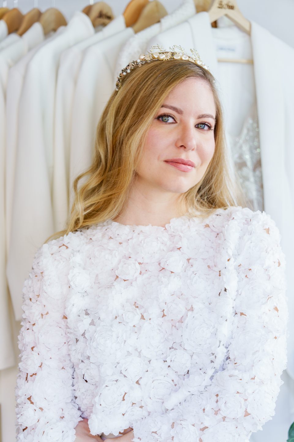 Colección 2026 En nuestra colección vestidos de novia 2026, la versatilidad es la protagonista absoluta. Aquí puedes ver una selección de trabajos reales donde damos vida a los sueños de nuestras clientas, desde los clásicos diseños largos hasta las propuestas más vanguardistas de trajes de novia con pantalón.