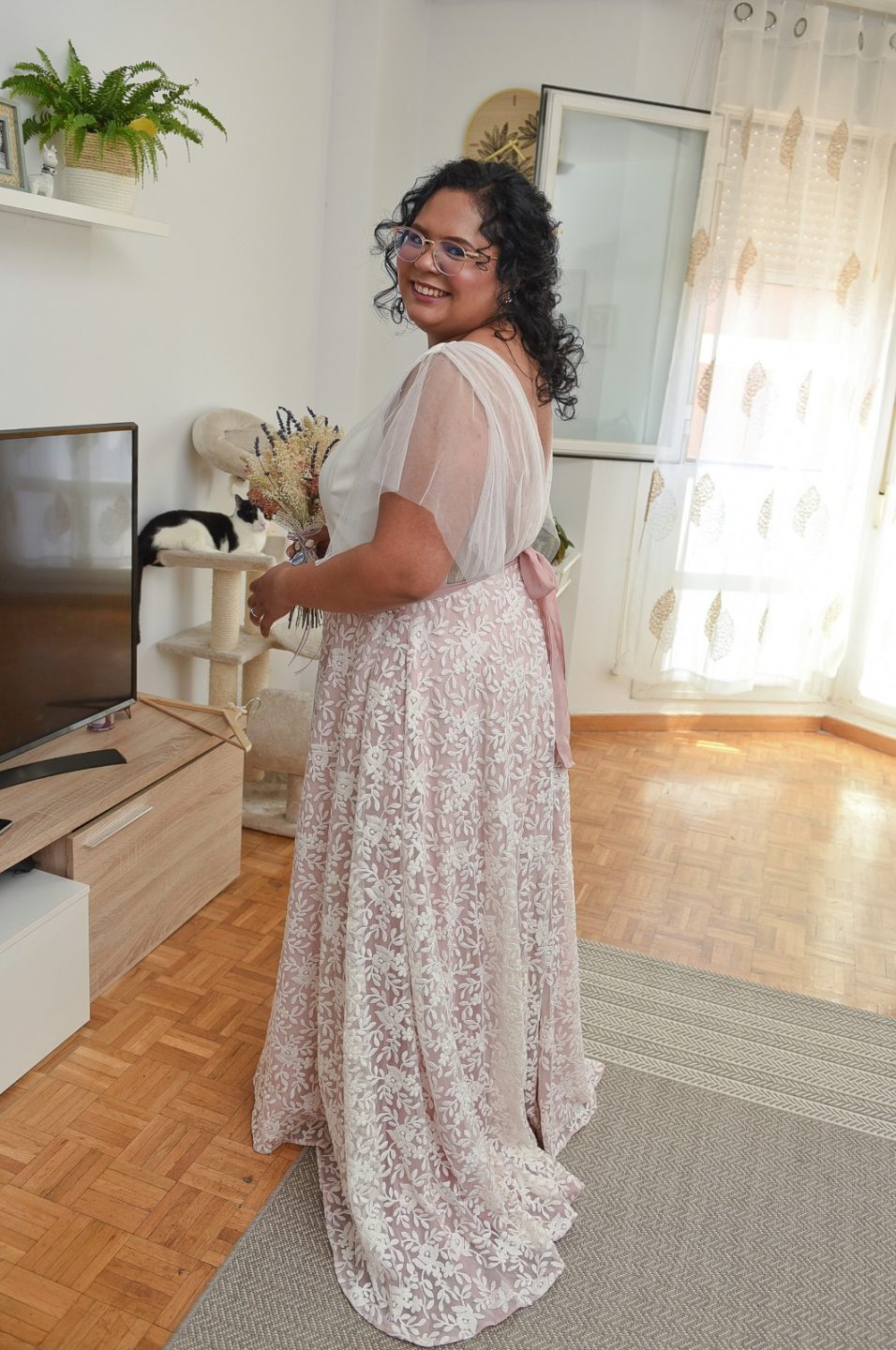 En nuestro atelier, entendemos que la libertad de las celebraciones actuales permite a cada novia redefinir su propio protocolo. Por ello, Valérie diseña tu vestido de novia para boda civil a medida, partiendo de una cuidada selección de estilos donde la artesanía y la naturalidad se encuentran para dar vida a tu look ideal. Aquí diseñamos para que te sientas elegante, cómoda y, sobre todo, fiel a tu esencia en una ceremonia cercana y auténtica.