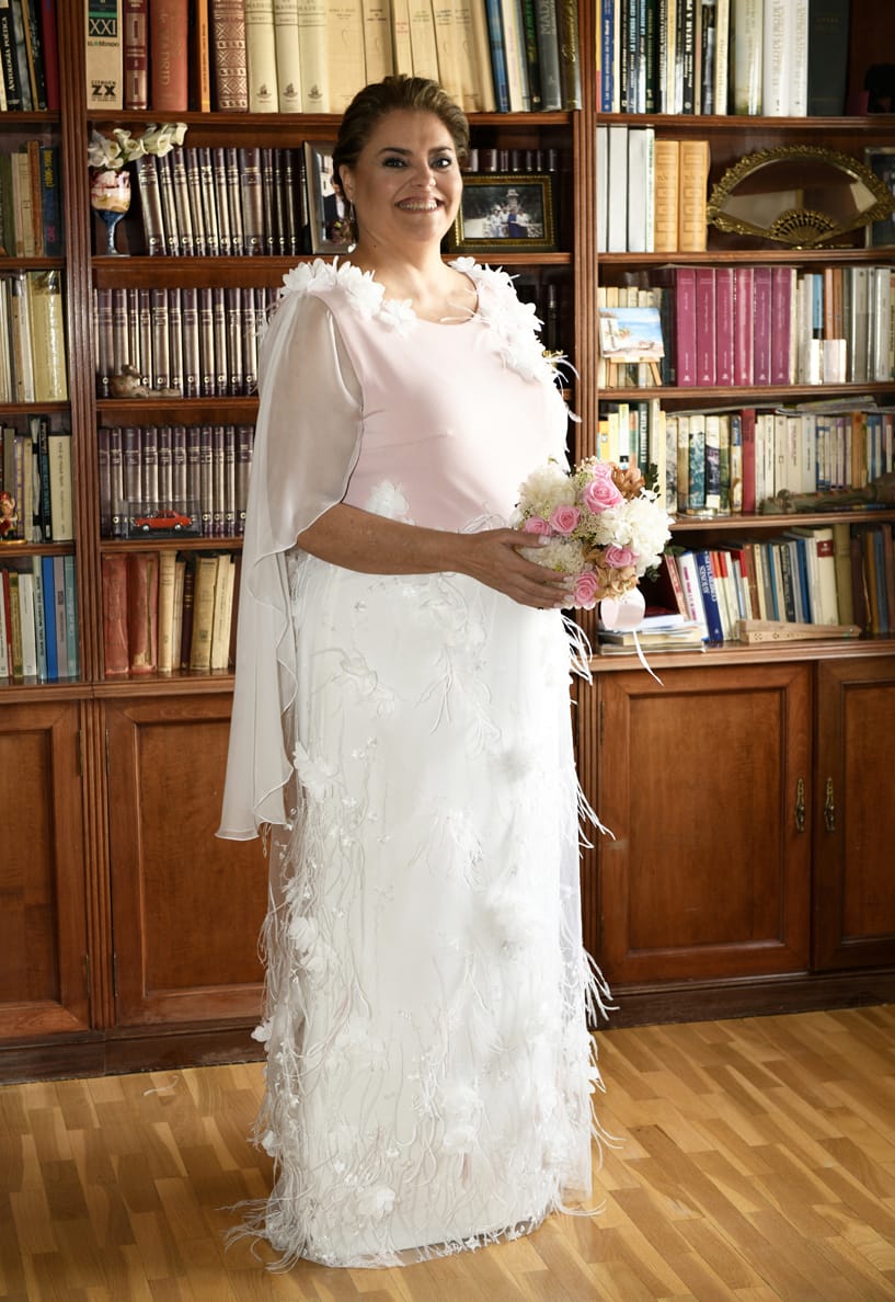En nuestro atelier, entendemos que la libertad de las celebraciones actuales permite a cada novia redefinir su propio protocolo. Por ello, Valérie diseña tu vestido de novia para boda civil a medida, partiendo de una cuidada selección de estilos donde la artesanía y la naturalidad se encuentran para dar vida a tu look ideal. Aquí diseñamos para que te sientas elegante, cómoda y, sobre todo, fiel a tu esencia en una ceremonia cercana y auténtica.