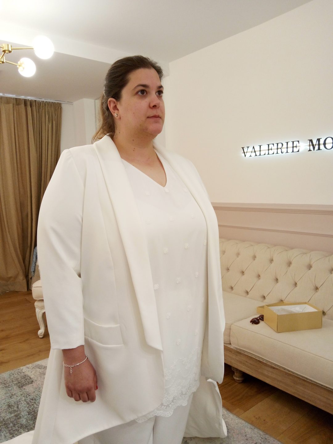 En nuestro atelier, entendemos que la libertad de las celebraciones actuales permite a cada novia redefinir su propio protocolo. Por ello, Valérie diseña tu vestido de novia para boda civil a medida, partiendo de una cuidada selección de estilos donde la artesanía y la naturalidad se encuentran para dar vida a tu look ideal. Aquí diseñamos para que te sientas elegante, cómoda y, sobre todo, fiel a tu esencia en una ceremonia cercana y auténtica.