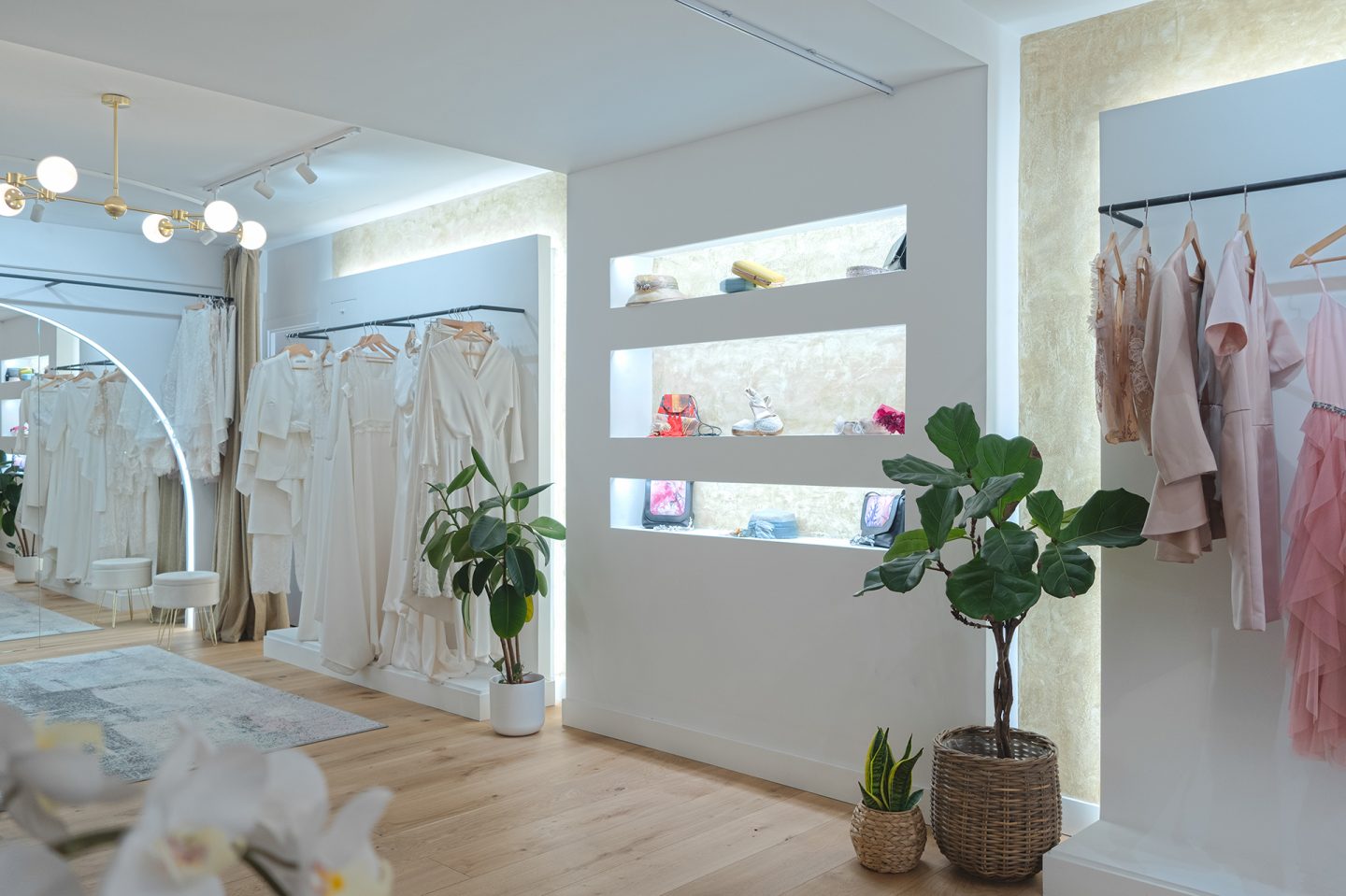 Si sueñas con un diseño artesanal, este es el primer paso para hacerlo realidad. En nuestro atelier nos encanta escuchar vuestras historias y formar parte de vuestra ilusión. A continuación, encontrarás toda la información de contacto necesaria para visitarnos en Madrid o Mallorca y resolver cualquier duda sobre tu proceso creativo.