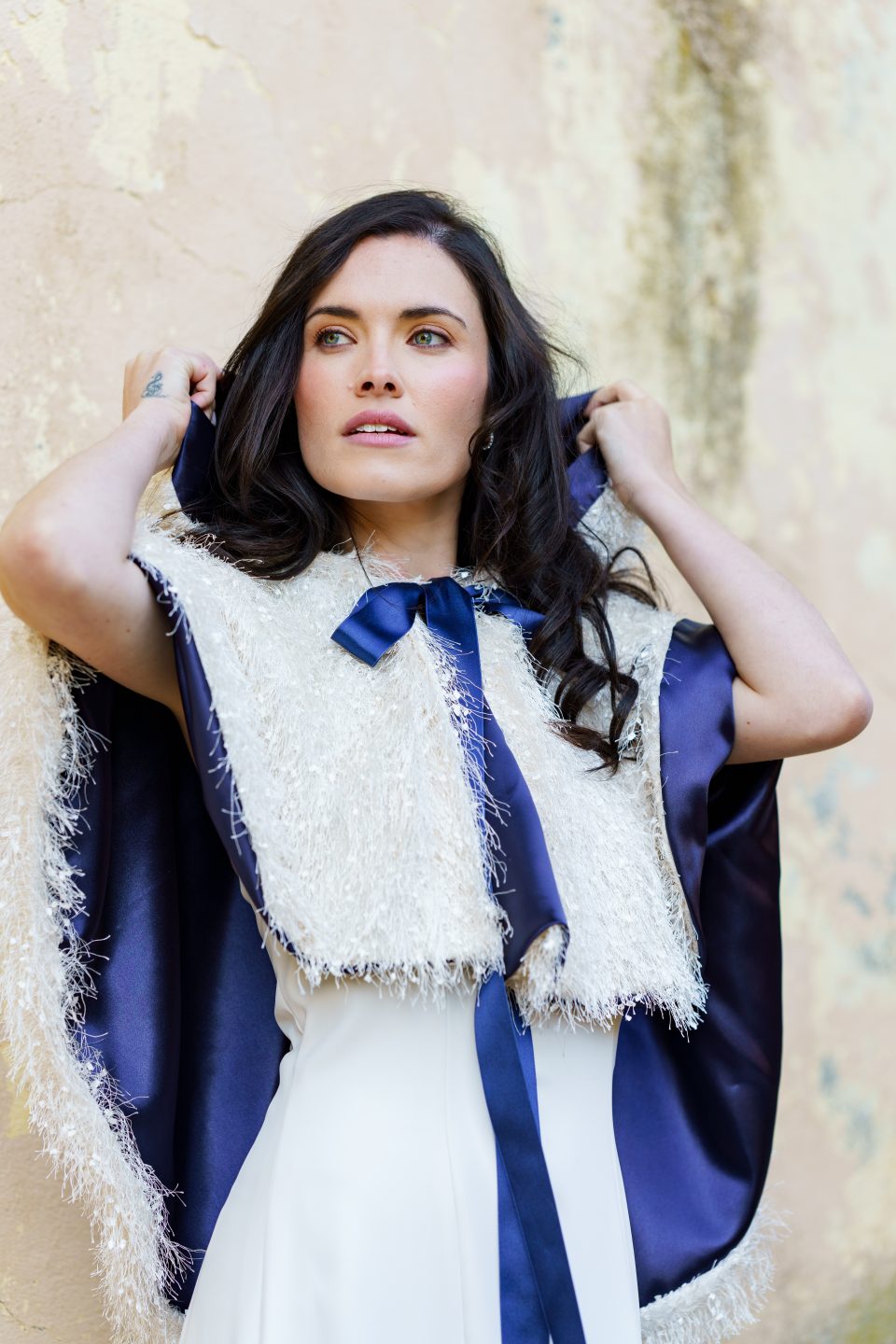 Colección 2026 En nuestra colección vestidos de novia 2026, la versatilidad es la protagonista absoluta. Aquí puedes ver una selección de trabajos reales donde damos vida a los sueños de nuestras clientas, desde los clásicos diseños largos hasta las propuestas más vanguardistas de trajes de novia con pantalón.