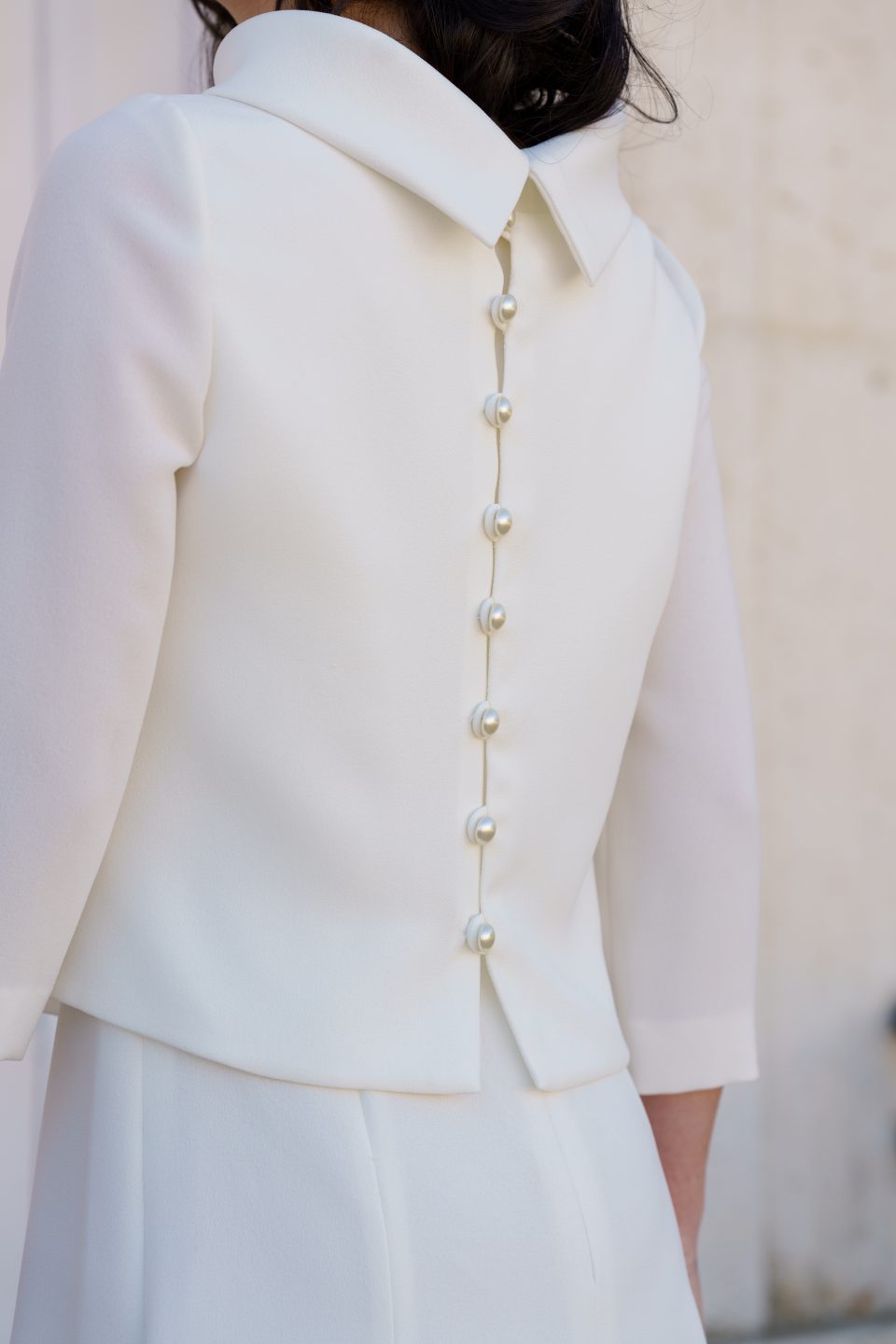 Colección 2026 En nuestra colección vestidos de novia 2026, la versatilidad es la protagonista absoluta. Aquí puedes ver una selección de trabajos reales donde damos vida a los sueños de nuestras clientas, desde los clásicos diseños largos hasta las propuestas más vanguardistas de trajes de novia con pantalón.