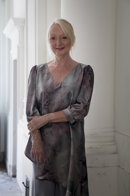 En nuestro atelier, entendemos que cada madrina es única. Por ello, Valérie diseña tu vestido de madrina a medida partiendo de una cuidada selección de estilos donde la artesanía y la personalidad se encuentran para dar vida a tu look ideal. Ya sea a través de vestidos clásicos o innovadores trajes de pantalón, aquí diseñamos para que te sientas tú misma.