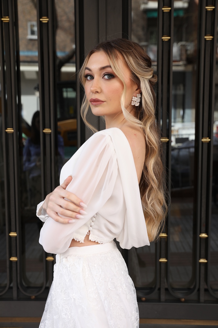 Colección 2026 En nuestra colección vestidos de novia 2026, la versatilidad es la protagonista absoluta. Aquí puedes ver una selección de trabajos reales donde damos vida a los sueños de nuestras clientas, desde los clásicos diseños largos hasta las propuestas más vanguardistas de trajes de novia con pantalón.