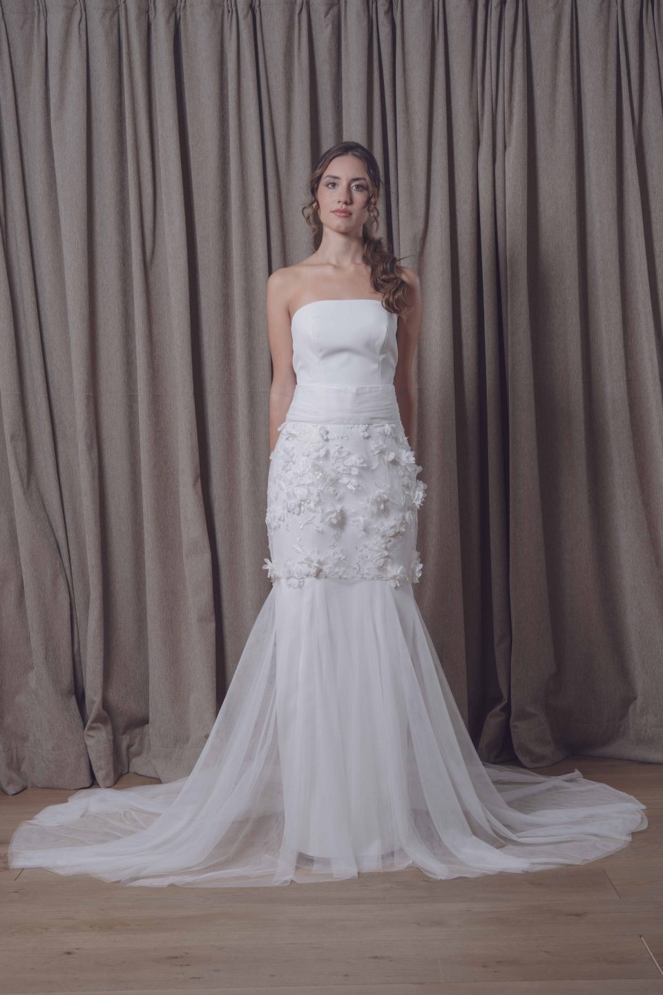 En nuestra colección vestidos de novia 2026, la versatilidad es la protagonista absoluta. Aquí puedes ver una selección de trabajos reales donde damos vida a los sueños de nuestras clientas, desde los clásicos diseños largos hasta las propuestas más vanguardistas de trajes de novia con pantalón.
