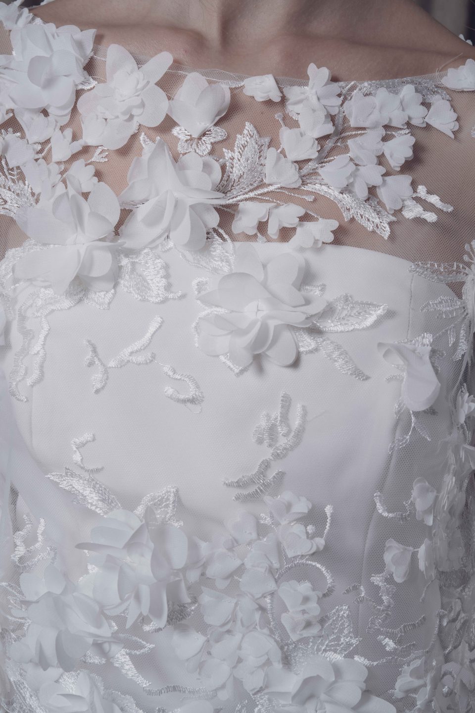 En nuestra colección vestidos de novia 2026, la versatilidad es la protagonista absoluta. Aquí puedes ver una selección de trabajos reales donde damos vida a los sueños de nuestras clientas, desde los clásicos diseños largos hasta las propuestas más vanguardistas de trajes de novia con pantalón.