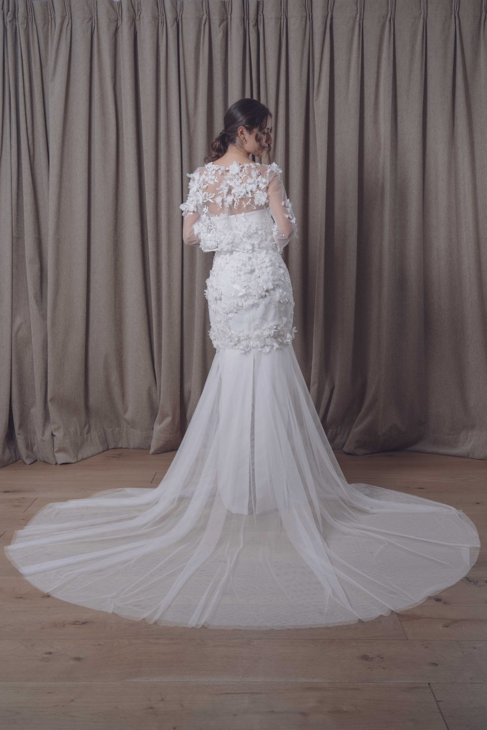 En nuestra colección vestidos de novia 2026, la versatilidad es la protagonista absoluta. Aquí puedes ver una selección de trabajos reales donde damos vida a los sueños de nuestras clientas, desde los clásicos diseños largos hasta las propuestas más vanguardistas de trajes de novia con pantalón.