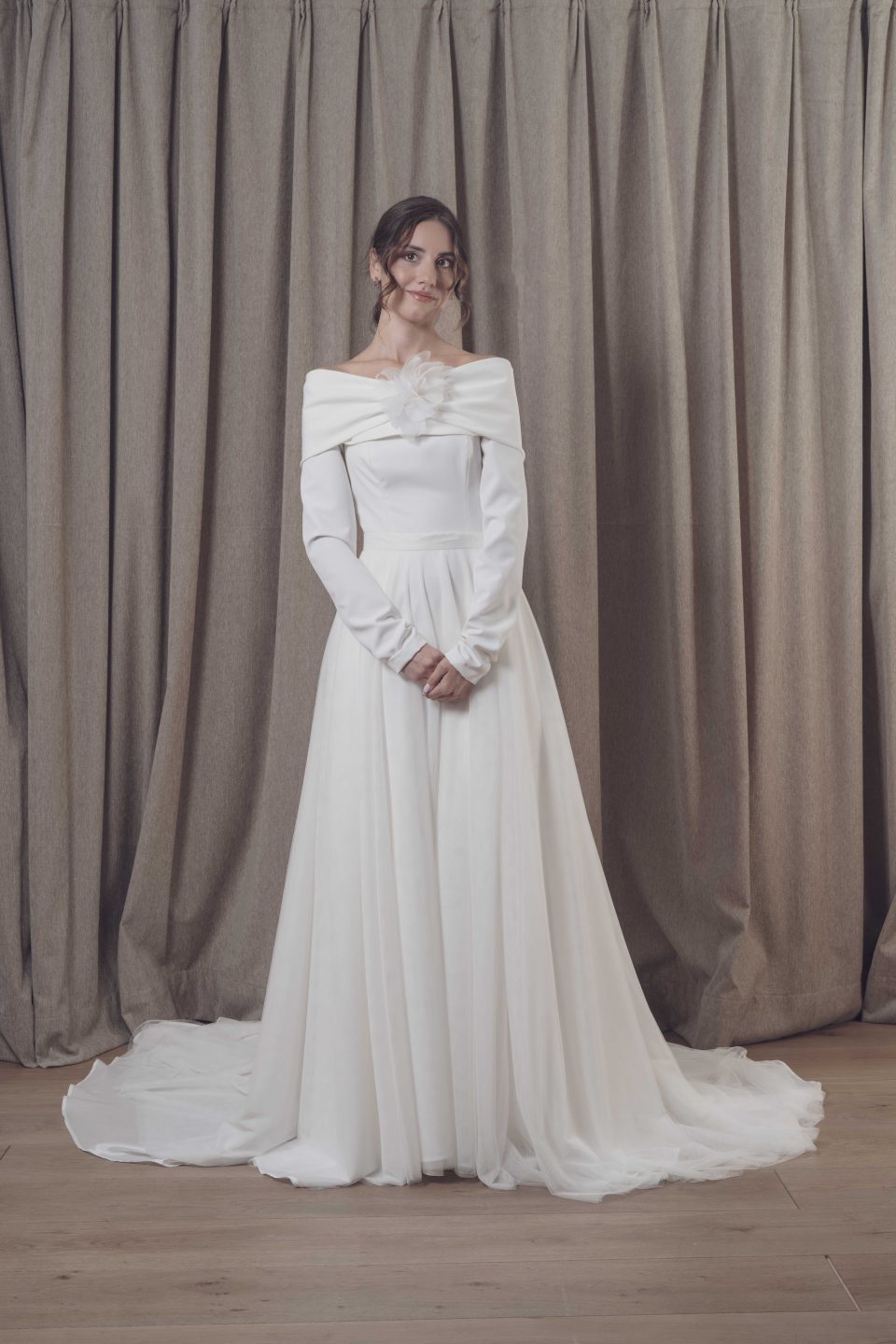 En nuestra colección vestidos de novia 2026, la versatilidad es la protagonista absoluta. Aquí puedes ver una selección de trabajos reales donde damos vida a los sueños de nuestras clientas, desde los clásicos diseños largos hasta las propuestas más vanguardistas de trajes de novia con pantalón.