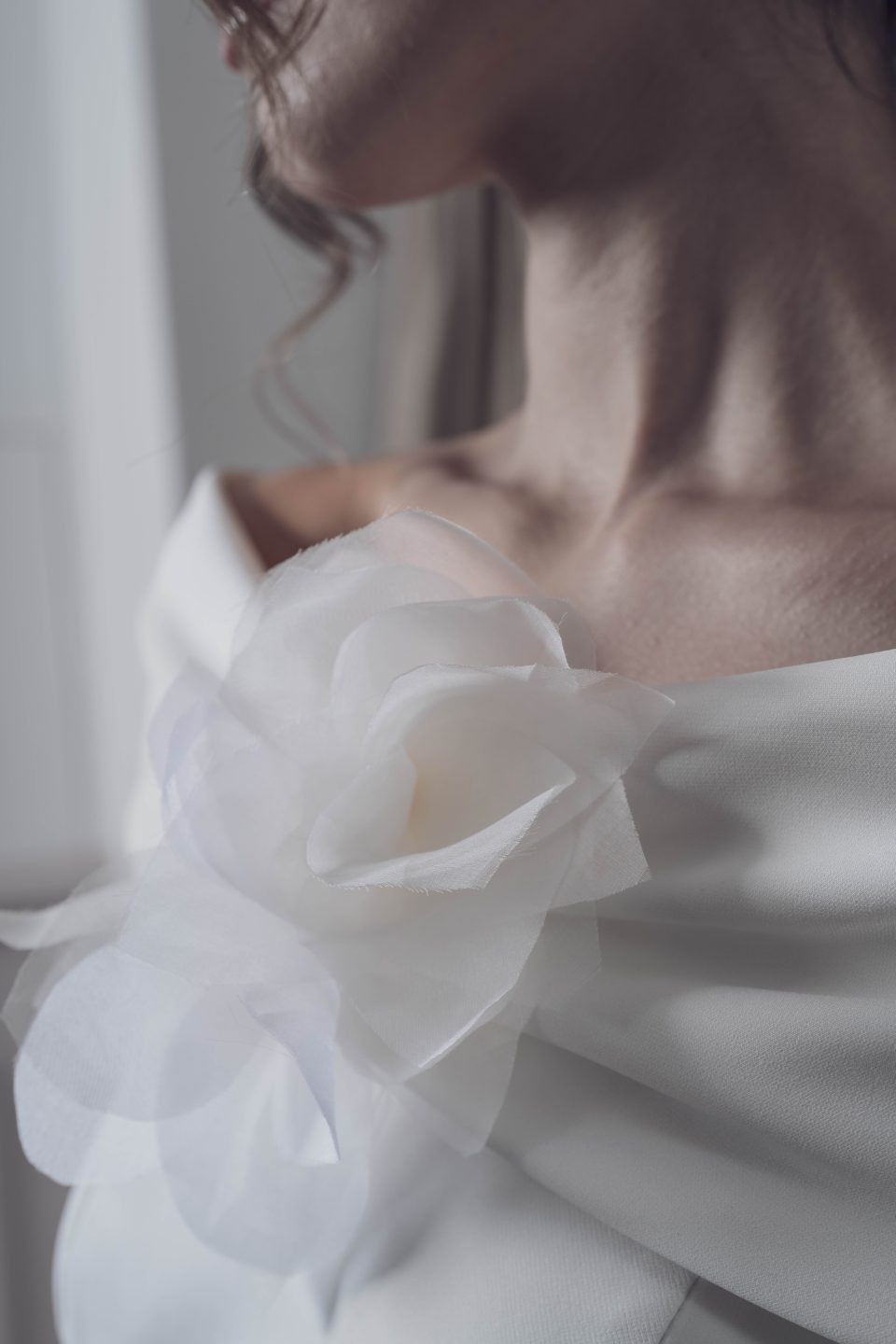 En nuestra colección vestidos de novia 2026, la versatilidad es la protagonista absoluta. Aquí puedes ver una selección de trabajos reales donde damos vida a los sueños de nuestras clientas, desde los clásicos diseños largos hasta las propuestas más vanguardistas de trajes de novia con pantalón.