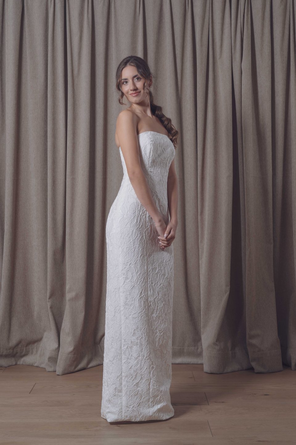 En nuestra colección vestidos de novia 2026, la versatilidad es la protagonista absoluta. Aquí puedes ver una selección de trabajos reales donde damos vida a los sueños de nuestras clientas, desde los clásicos diseños largos hasta las propuestas más vanguardistas de trajes de novia con pantalón.