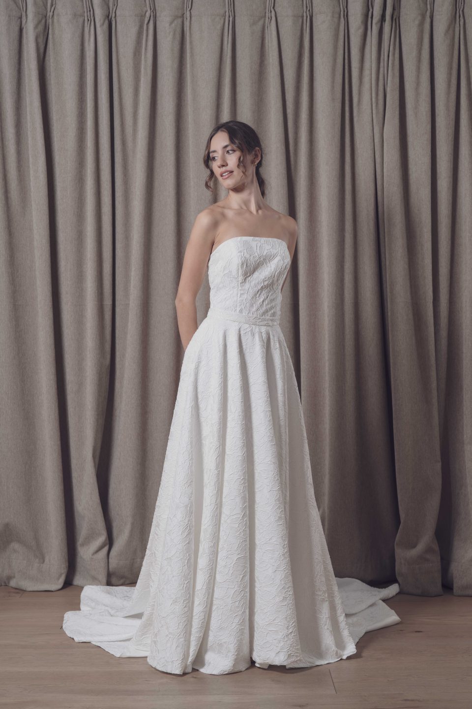 En nuestra colección vestidos de novia 2026, la versatilidad es la protagonista absoluta. Aquí puedes ver una selección de trabajos reales donde damos vida a los sueños de nuestras clientas, desde los clásicos diseños largos hasta las propuestas más vanguardistas de trajes de novia con pantalón.