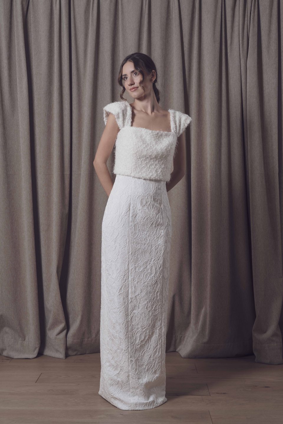 En nuestra colección vestidos de novia 2026, la versatilidad es la protagonista absoluta. Aquí puedes ver una selección de trabajos reales donde damos vida a los sueños de nuestras clientas, desde los clásicos diseños largos hasta las propuestas más vanguardistas de trajes de novia con pantalón.