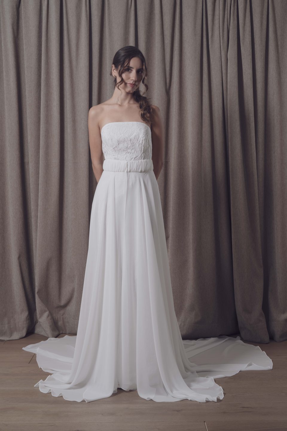 En nuestra colección vestidos de novia 2026, la versatilidad es la protagonista absoluta. Aquí puedes ver una selección de trabajos reales donde damos vida a los sueños de nuestras clientas, desde los clásicos diseños largos hasta las propuestas más vanguardistas de trajes de novia con pantalón.