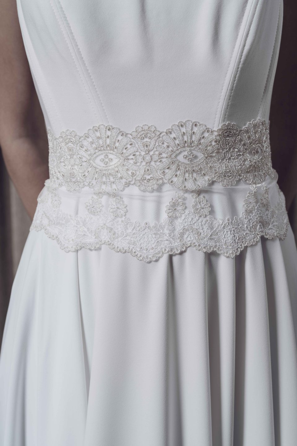 En nuestra colección vestidos de novia 2026, la versatilidad es la protagonista absoluta. Aquí puedes ver una selección de trabajos reales donde damos vida a los sueños de nuestras clientas, desde los clásicos diseños largos hasta las propuestas más vanguardistas de trajes de novia con pantalón.