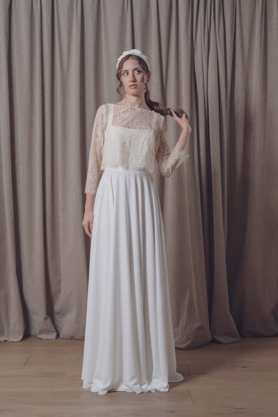 En nuestra colección vestidos de novia 2026, la versatilidad es la protagonista absoluta. Aquí puedes ver una selección de trabajos reales donde damos vida a los sueños de nuestras clientas, desde los clásicos diseños largos hasta las propuestas más vanguardistas de trajes de novia con pantalón.