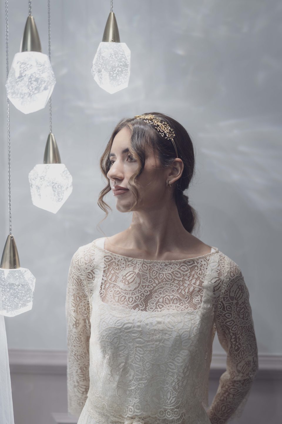 En nuestra colección vestidos de novia 2026, la versatilidad es la protagonista absoluta. Aquí puedes ver una selección de trabajos reales donde damos vida a los sueños de nuestras clientas, desde los clásicos diseños largos hasta las propuestas más vanguardistas de trajes de novia con pantalón.