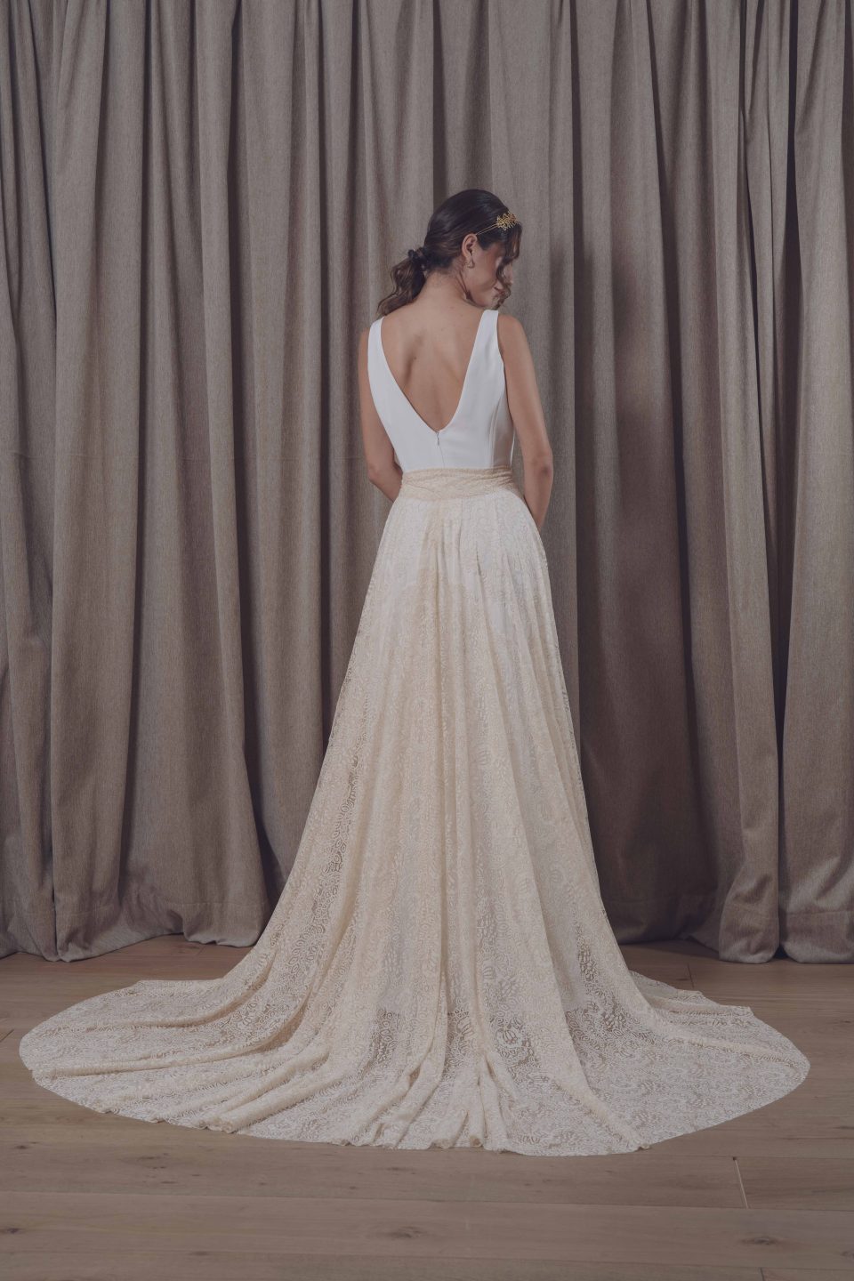 En nuestra colección vestidos de novia 2026, la versatilidad es la protagonista absoluta. Aquí puedes ver una selección de trabajos reales donde damos vida a los sueños de nuestras clientas, desde los clásicos diseños largos hasta las propuestas más vanguardistas de trajes de novia con pantalón.