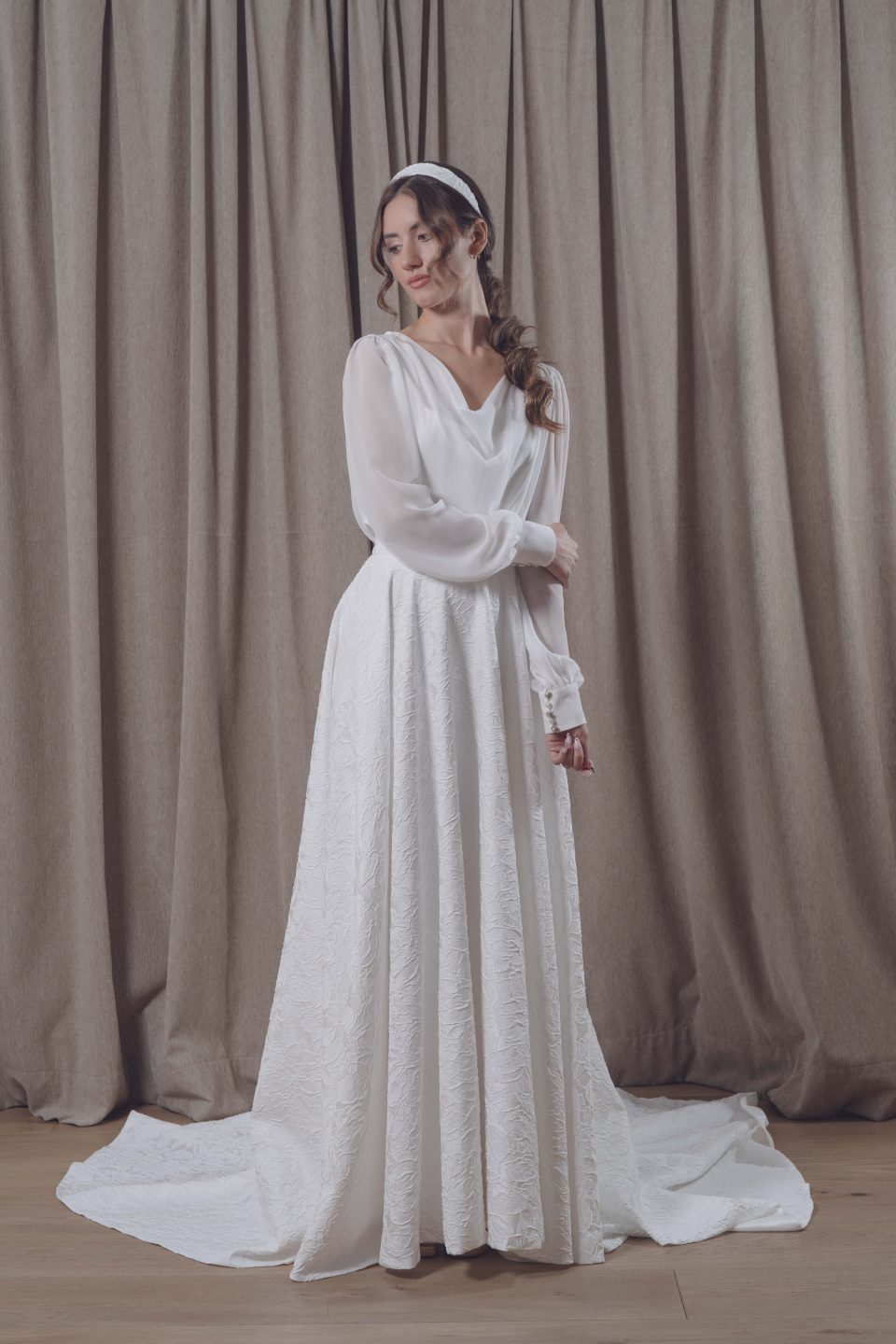 En nuestra colección vestidos de novia 2026, la versatilidad es la protagonista absoluta. Aquí puedes ver una selección de trabajos reales donde damos vida a los sueños de nuestras clientas, desde los clásicos diseños largos hasta las propuestas más vanguardistas de trajes de novia con pantalón.