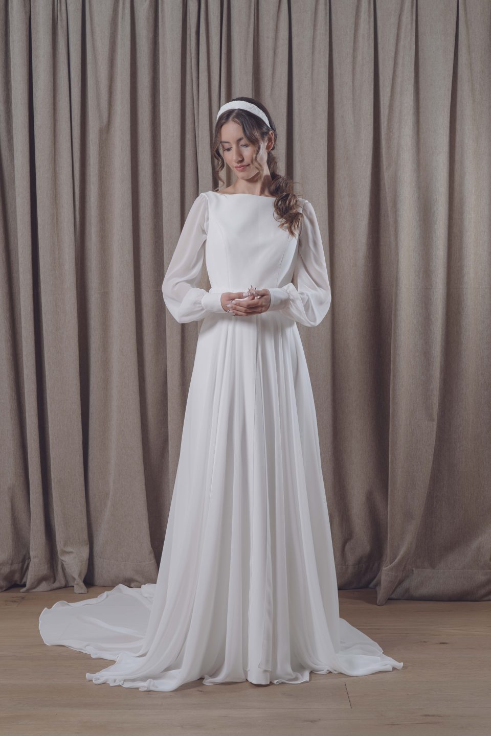 En nuestra colección vestidos de novia 2026, la versatilidad es la protagonista absoluta. Aquí puedes ver una selección de trabajos reales donde damos vida a los sueños de nuestras clientas, desde los clásicos diseños largos hasta las propuestas más vanguardistas de trajes de novia con pantalón.