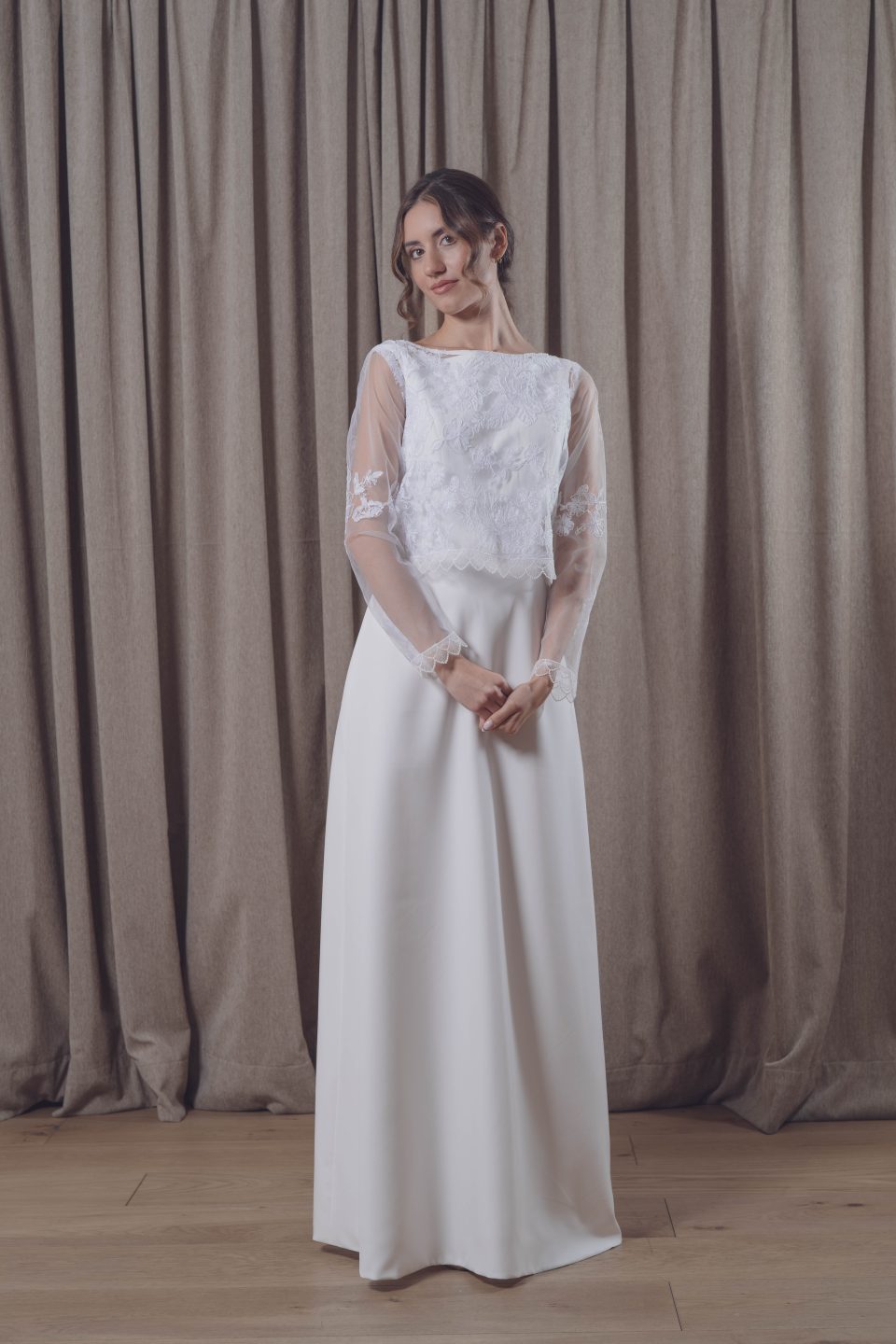 En nuestra colección vestidos de novia 2026, la versatilidad es la protagonista absoluta. Aquí puedes ver una selección de trabajos reales donde damos vida a los sueños de nuestras clientas, desde los clásicos diseños largos hasta las propuestas más vanguardistas de trajes de novia con pantalón.