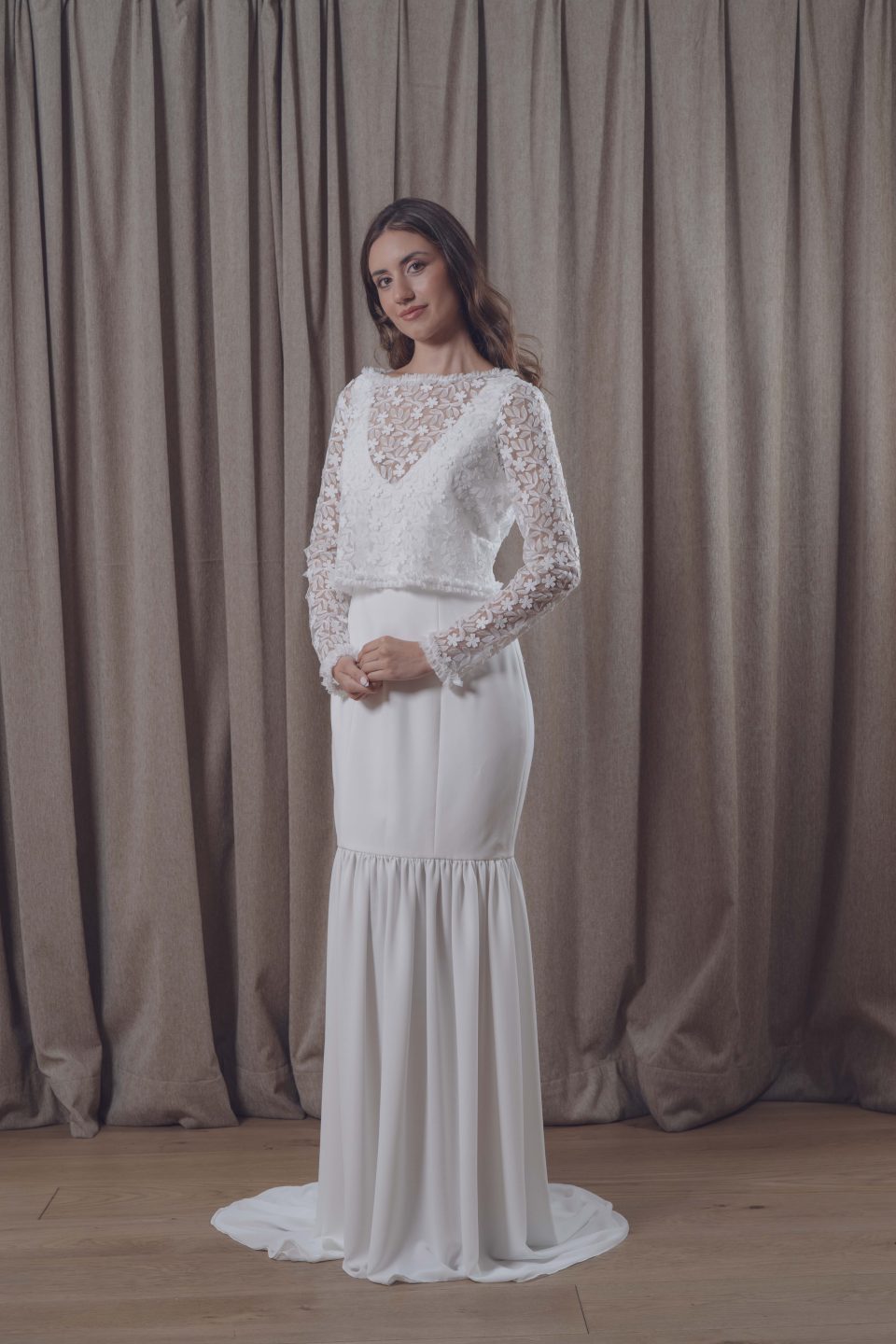 En nuestra colección vestidos de novia 2026, la versatilidad es la protagonista absoluta. Aquí puedes ver una selección de trabajos reales donde damos vida a los sueños de nuestras clientas, desde los clásicos diseños largos hasta las propuestas más vanguardistas de trajes de novia con pantalón.