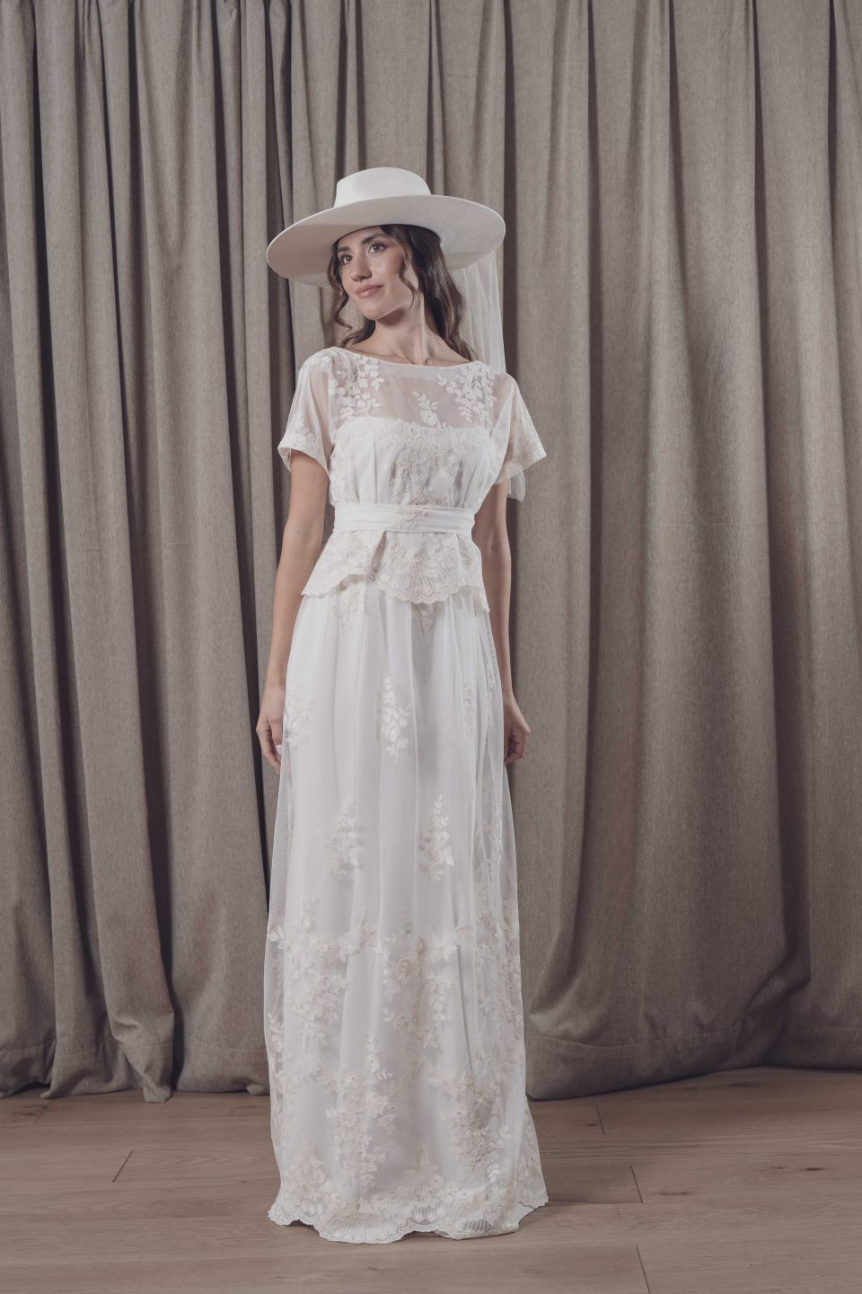 En nuestra colección vestidos de novia 2026, la versatilidad es la protagonista absoluta. Aquí puedes ver una selección de trabajos reales donde damos vida a los sueños de nuestras clientas, desde los clásicos diseños largos hasta las propuestas más vanguardistas de trajes de novia con pantalón.