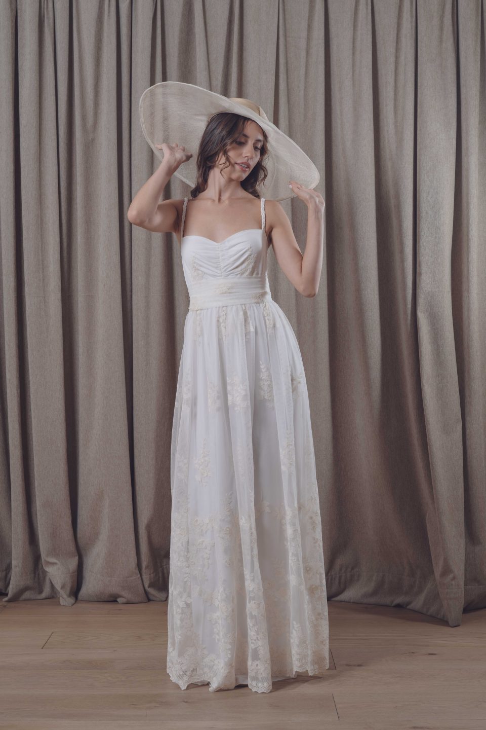 En nuestra colección vestidos de novia 2026, la versatilidad es la protagonista absoluta. Aquí puedes ver una selección de trabajos reales donde damos vida a los sueños de nuestras clientas, desde los clásicos diseños largos hasta las propuestas más vanguardistas de trajes de novia con pantalón.