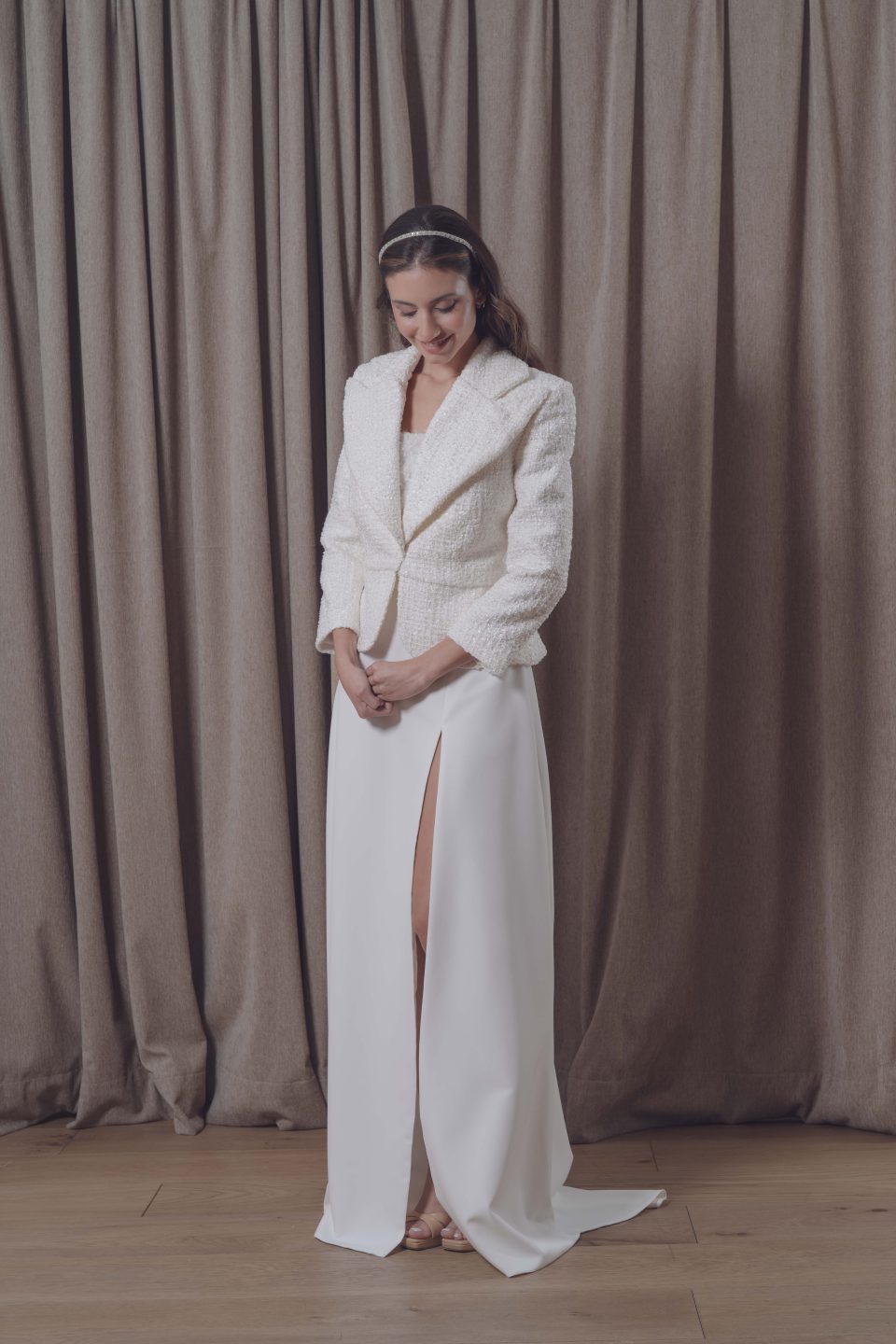 En nuestra colección vestidos de novia 2026, la versatilidad es la protagonista absoluta. Aquí puedes ver una selección de trabajos reales donde damos vida a los sueños de nuestras clientas, desde los clásicos diseños largos hasta las propuestas más vanguardistas de trajes de novia con pantalón.