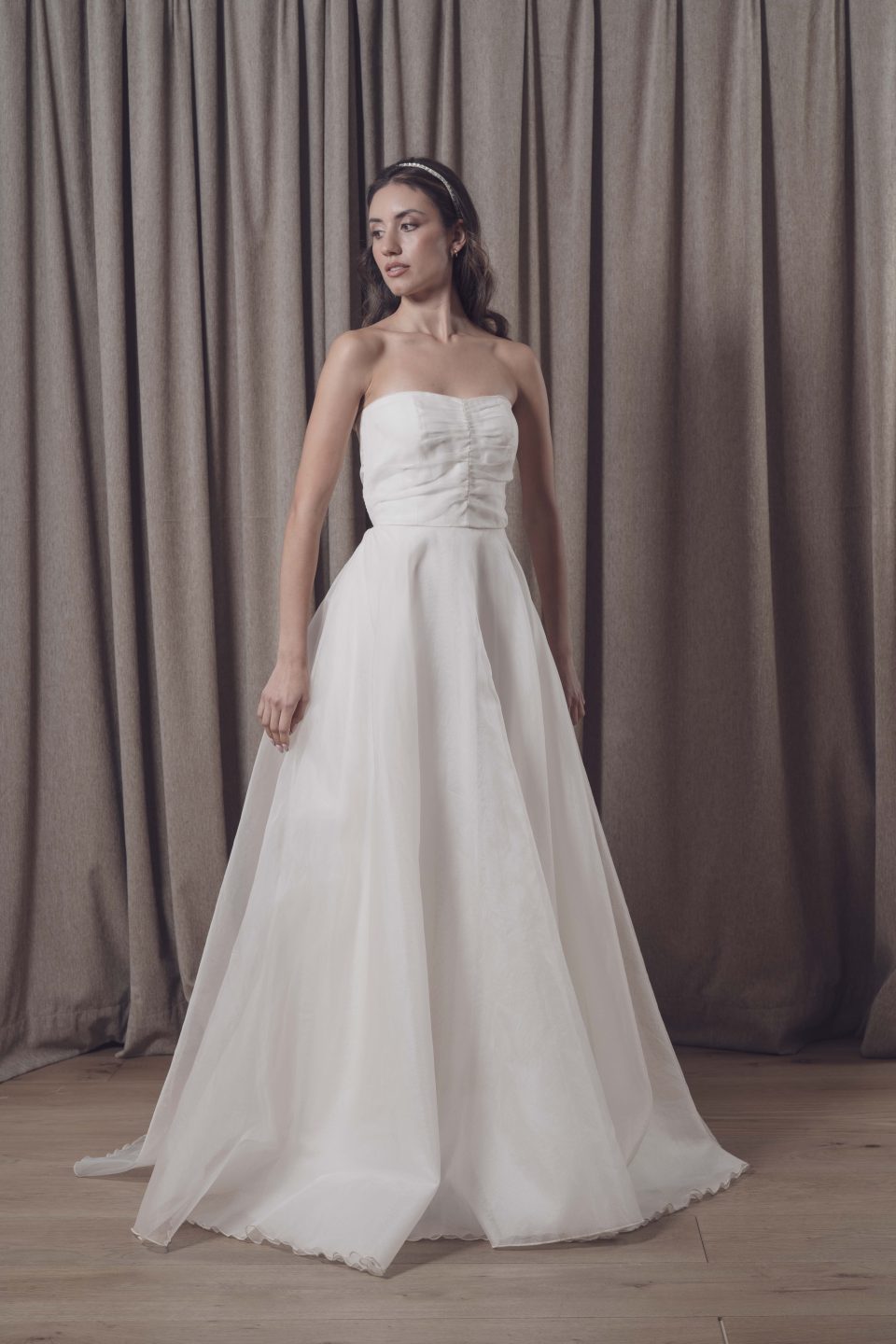 En nuestra colección vestidos de novia 2026, la versatilidad es la protagonista absoluta. Aquí puedes ver una selección de trabajos reales donde damos vida a los sueños de nuestras clientas, desde los clásicos diseños largos hasta las propuestas más vanguardistas de trajes de novia con pantalón.