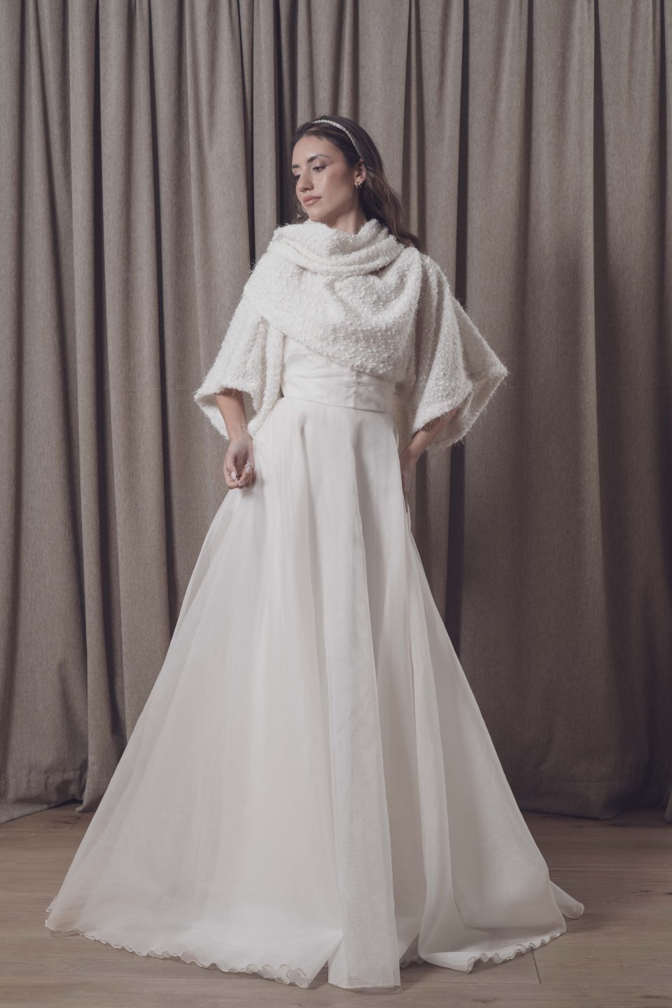 En nuestra colección vestidos de novia 2026, la versatilidad es la protagonista absoluta. Aquí puedes ver una selección de trabajos reales donde damos vida a los sueños de nuestras clientas, desde los clásicos diseños largos hasta las propuestas más vanguardistas de trajes de novia con pantalón.