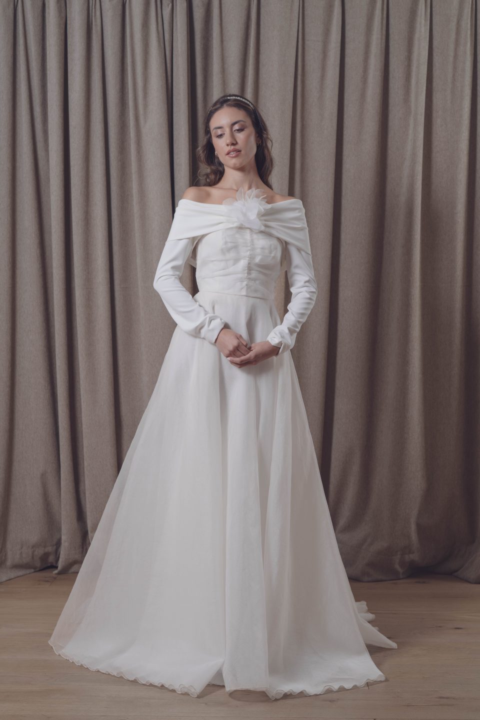 En nuestra colección vestidos de novia 2026, la versatilidad es la protagonista absoluta. Aquí puedes ver una selección de trabajos reales donde damos vida a los sueños de nuestras clientas, desde los clásicos diseños largos hasta las propuestas más vanguardistas de trajes de novia con pantalón.