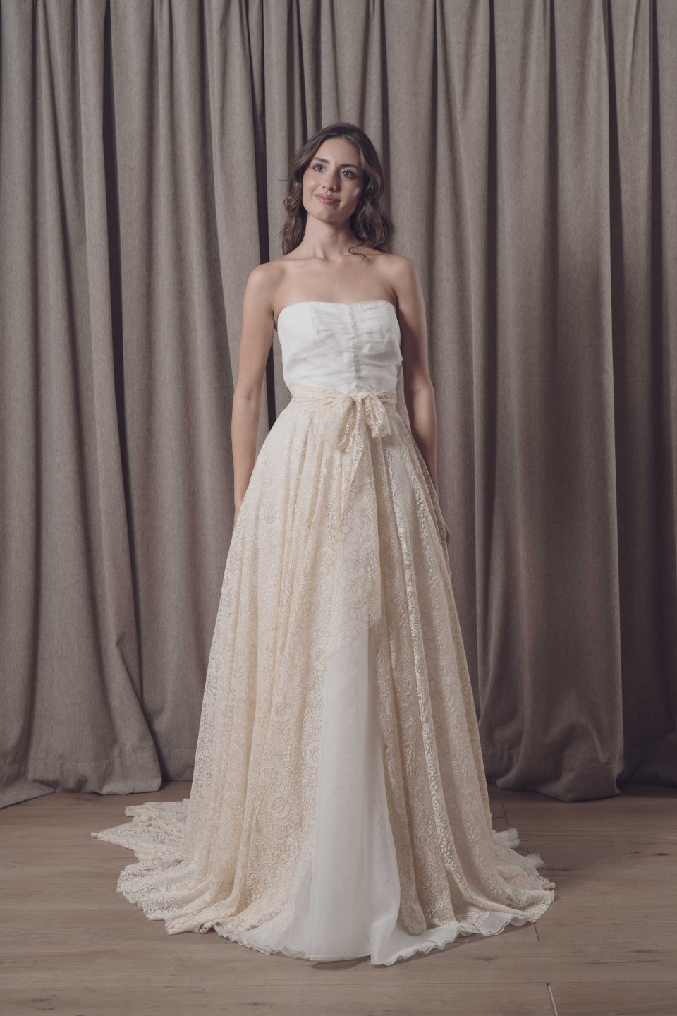 En nuestra colección vestidos de novia 2026, la versatilidad es la protagonista absoluta. Aquí puedes ver una selección de trabajos reales donde damos vida a los sueños de nuestras clientas, desde los clásicos diseños largos hasta las propuestas más vanguardistas de trajes de novia con pantalón.