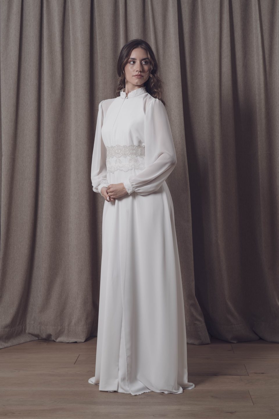 En nuestra colección vestidos de novia 2026, la versatilidad es la protagonista absoluta. Aquí puedes ver una selección de trabajos reales donde damos vida a los sueños de nuestras clientas, desde los clásicos diseños largos hasta las propuestas más vanguardistas de trajes de novia con pantalón.