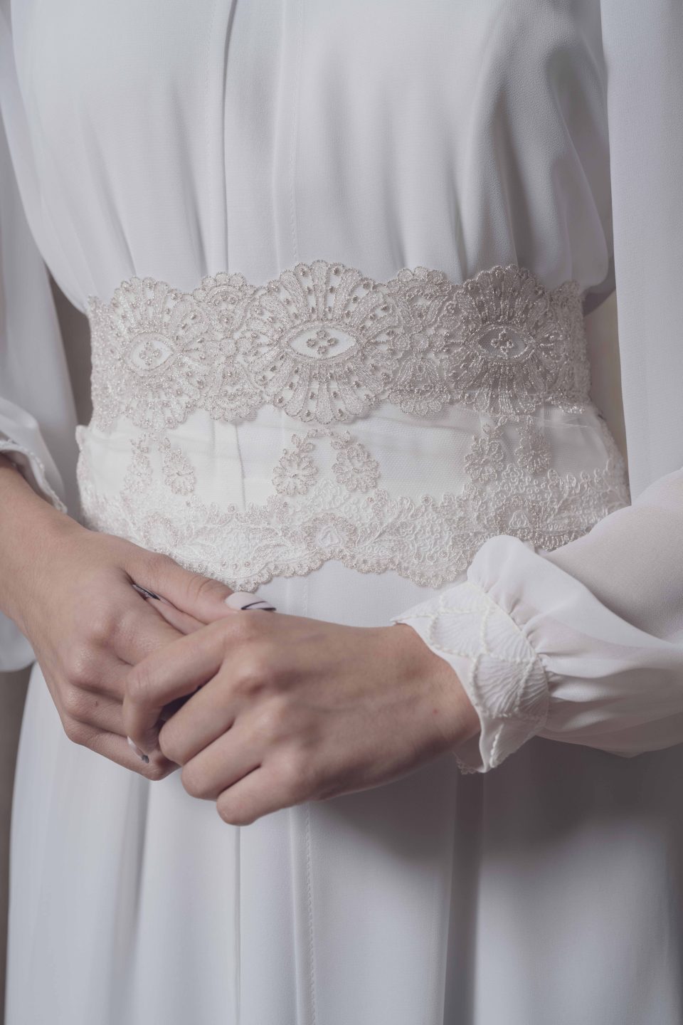 En nuestra colección vestidos de novia 2026, la versatilidad es la protagonista absoluta. Aquí puedes ver una selección de trabajos reales donde damos vida a los sueños de nuestras clientas, desde los clásicos diseños largos hasta las propuestas más vanguardistas de trajes de novia con pantalón.